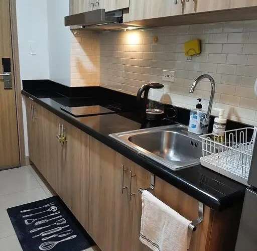 Cozy Shore With Balcony Near Mall Of & Airport *